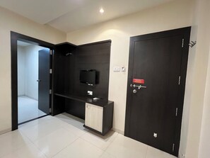 Executive Suite | Free WiFi - Lumora Shanti Kamal (Shirdi)