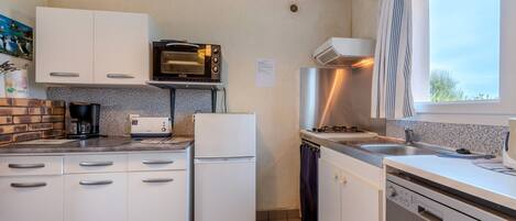 Réfrigérateur, micro-ondes, four, plaque de cuisson