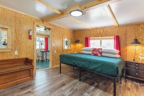 1 soverom, skrivebord, strykejern/-brett og reiseseng for barn
