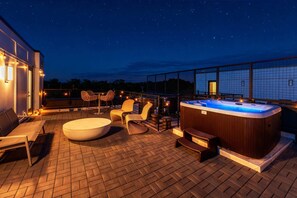 3 bedrooms, Internet - Rooftop Hot Tub Skyline Views Near Broadway (Nashville)