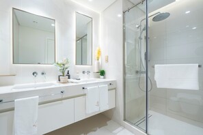 Dusche, Haartrockner, Bidet, HandtĂŒcher