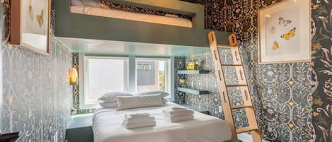 Casa | 4 camere, una scrivania, Internet