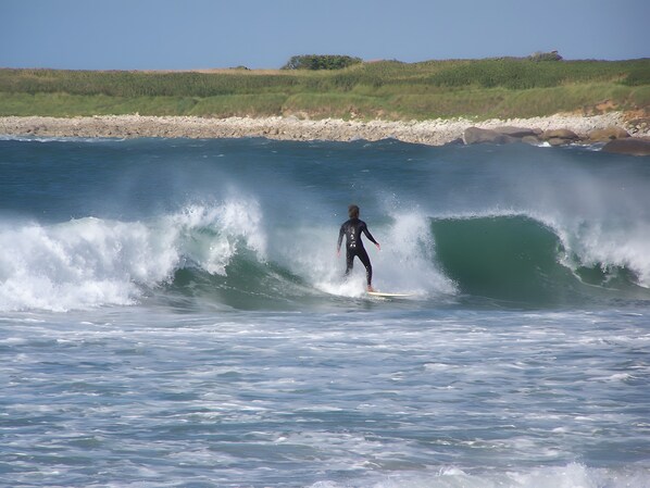 Una persona practicando surf en una ola en el océano.