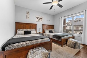 5 bedrooms, iron/ironing board, travel crib, WiFi - Green Wood Getaway - for 18 (Hollister)