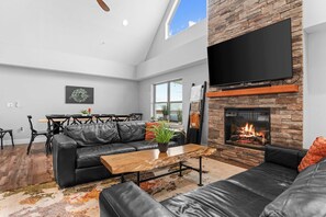 TV - Green Wood Getaway - for 18 (Hollister)