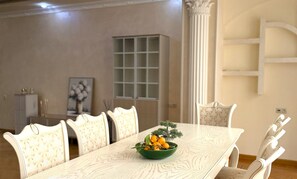 Căn hộ Cao cấp, 2 phòng ngủ, 2 phòng tắm, quang cảnh sân vườn | Khu phòng khách | Smart TV 160-inch có truyền hình cáp 