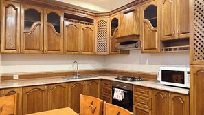 Departamento de lujo, 2 habitaciones, 2 baños, vista al patio | Cocina privada | Refrigerador, cafetera y tetera y tetera eléctrica 