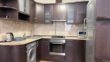 Deluxe Apartment, 2 Bedrooms, Balcony, City View | Private kitchen