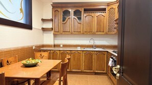 Departamento de lujo, 2 habitaciones, 2 baños, vista al patio | Cocina privada | Refrigerador, cafetera y tetera y tetera eléctrica 