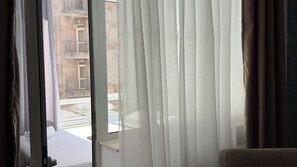 Ropa de cama hipoalergénica y cortinas blackout 