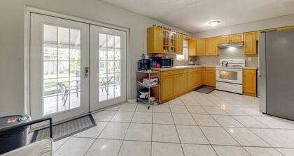 Fenced-in Yard: Home 3 Mi to Hard Rock Stadium!