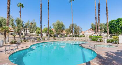 In Golf Course Community: Palm Desert Escape!