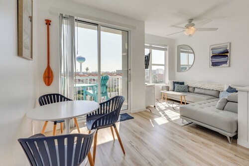 Walk to Sand! Modern Okaloosa Island Condo