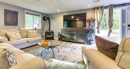 Large Yard w/ Pond: Family Retreat in New Albany!