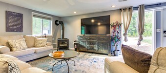 Large Yard w/ Pond: Family Retreat in New Albany!