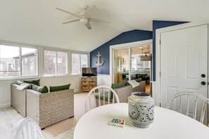 Interior - Coastal Charmer < 1 Mi to South Kingstown Beach (South Kingstown)