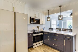 Interior - Coastal Charmer < 1 Mi to South Kingstown Beach (South Kingstown)