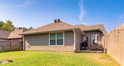 9 Mi to College Station: Dog-friendly Home w/ Yard