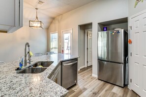 A kitchen with granite countertops, stainless steel appliances, and a dishwasher. - 9 Mi to College Station: Dog-friendly Home w/ Yard (Bryan)