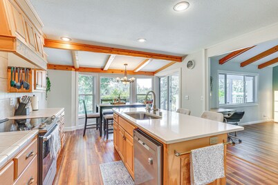 8-acre Retreat: Pool & Stunning Mt Lassen View!