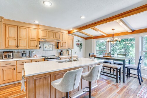 8-acre Retreat: Pool & Stunning Mt Lassen View!