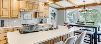 8-acre Retreat: Pool & Stunning Mt Lassen View!