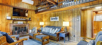 < 1 Mi to Lake: Cabin w/ Hot Tub in Greentown!