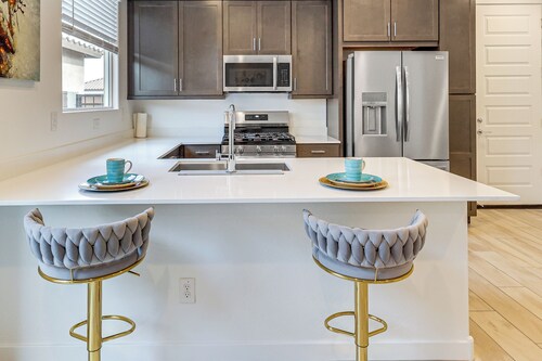 Lake + Mtn Views: Modern Apache Junction Getaway