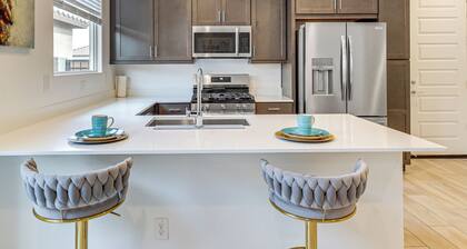 Lake + Mtn Views: Modern Apache Junction Getaway