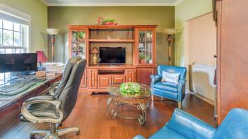 House (5 Bedrooms) | Interior