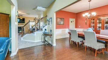 House (5 Bedrooms) | Interior