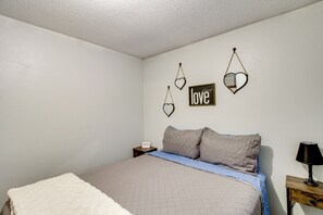 House (3 Bedrooms) | Interior - Near Lakes: Updated Family Home w/ Deck in Cushing (Cushing)