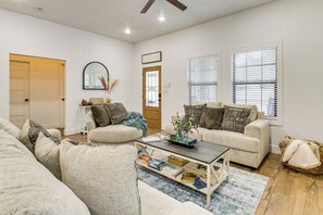 House (3 Bedrooms) | Interior - 1 Mi to Dtwn Brenham! 'the Bell & Bloom Cottage' (Brenham)