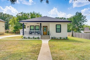 House (3 Bedrooms) | Interior - 1 Mi to Dtwn Brenham! 'the Bell & Bloom Cottage' (Brenham)