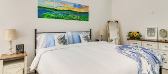 1 Mi to Dtwn Brenham! 'the Bell & Bloom Cottage'
