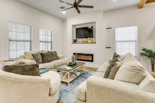 House (3 Bedrooms) | Front of property - 1 Mi to Dtwn Brenham! 'the Bell & Bloom Cottage' (Brenham)