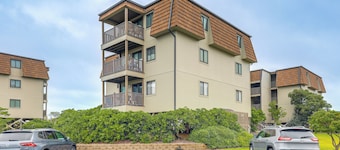 Steps to Sand! Condo w/ 2 Pools in Atlantic Beach