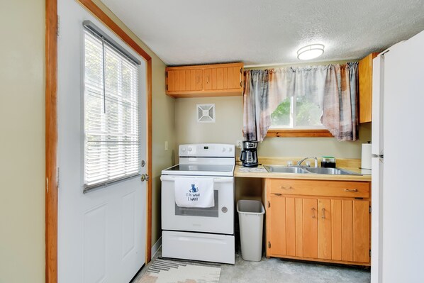 A compact kitchenette with a stove, oven, and sink. - 3 Mi to Seneca Lake: Winter Couple's Retreat! (Waterloo)