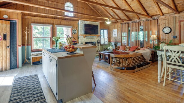 Une cabine spacieuse avec un intérieur en bois, une cheminée, un téléviseur et un coin repas.