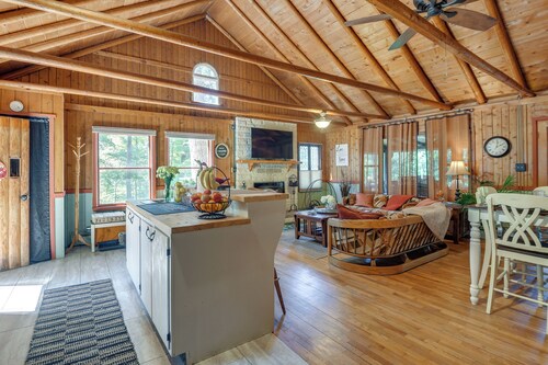 Lakefront Log Cabin Retreat w/ Hot tub + Kayaks!