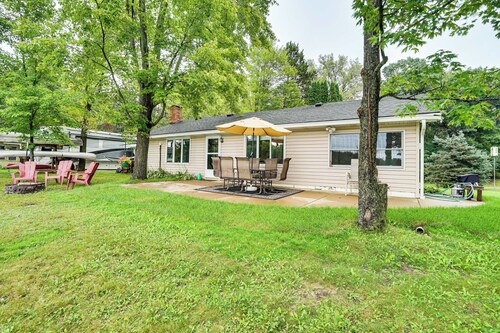 Apple Lake Retreat w/ Outdoor Entertainment Space