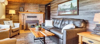 Apple Lake Retreat w/ Outdoor Entertainment Space