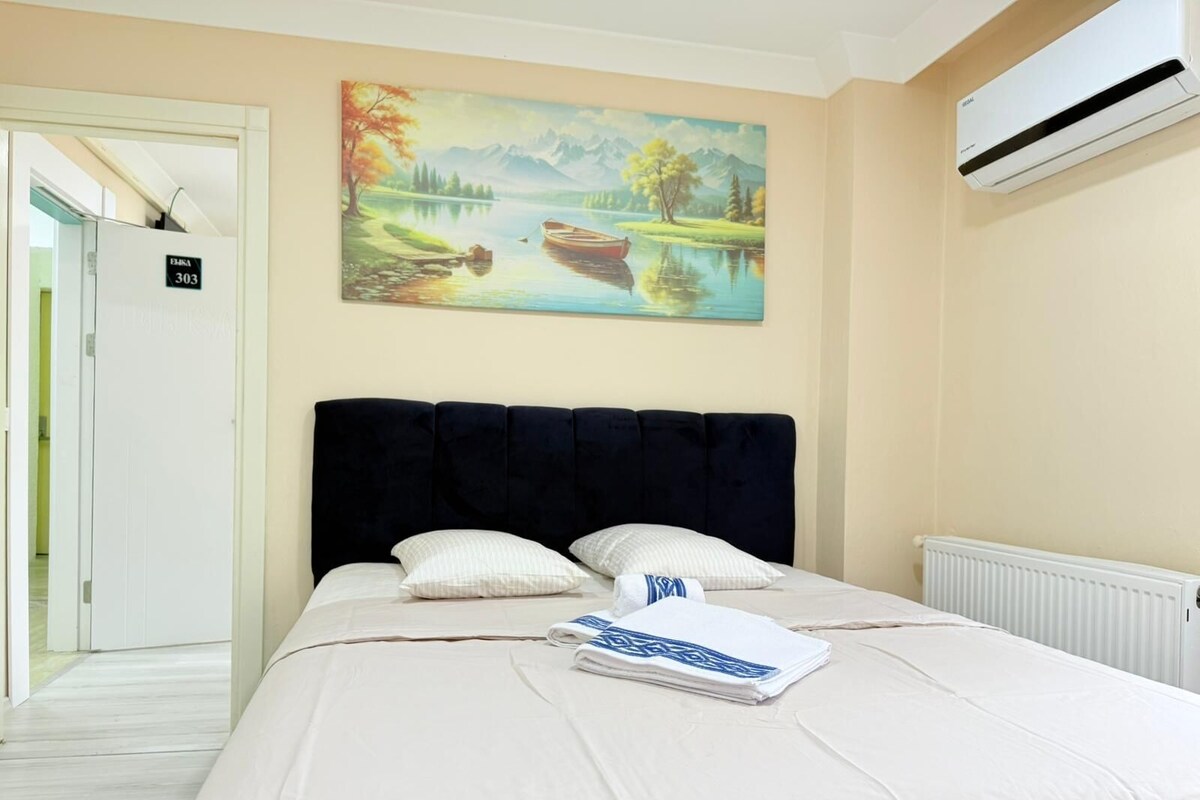 Habitación cuádruple familiar, balcón, vistas al jardín | Sistema de insonorización, tabla de planchar con plancha, wifi gratis