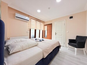 Family Quadruple Room, Balcony, Garden View | Bathroom | Free toiletries, hair dryer, slippers, towels - Esila Park Otel (Trabzon)