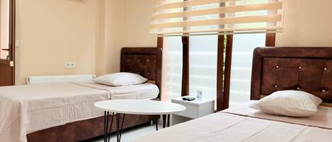 ファミリー 4 人部屋 バルコニー ガーデンビュー | 防音設備、アイロン / アイロン台、WiFi (無料)