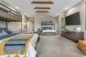 6 عدّة غرف نوم وخدمة الإنترنت وملاءات أسرّة