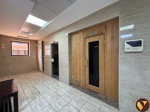 ラグジュアリー アパートメント バルコニー シティビュー | アイロン / アイロン台、WiFi (無料)