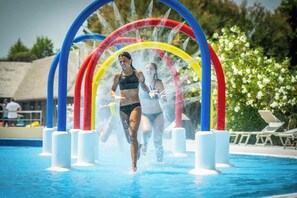 Außenpool (je nach Saison geöffnet), Sonnenschirme, Liegestühle