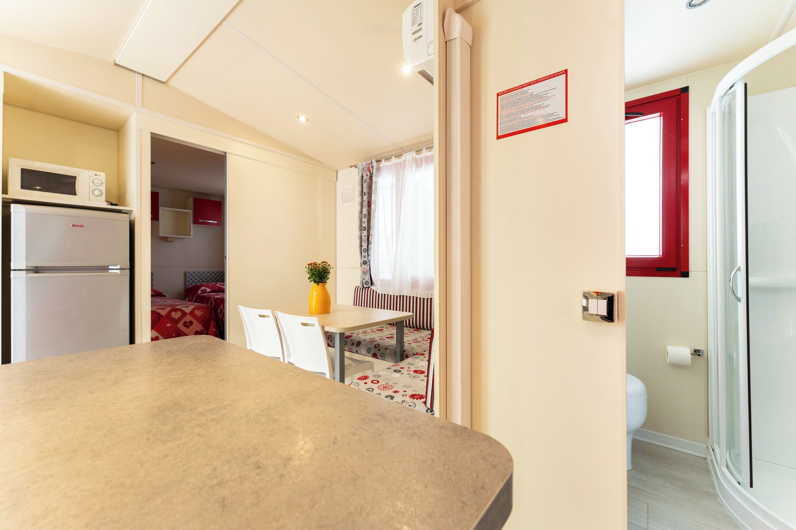 Premium stacaravan, uitzicht op tuin | Woonruimte | Televisie