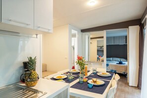 Comfort Mobile Home, Garden View | Private kitchenette | Fridge, microwave, stovetop, highchair